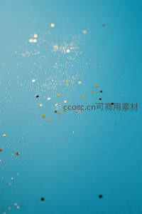 浅蓝背景上飘散的金色亮片