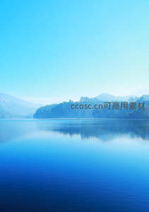 晨雾湖面倒影如画风景