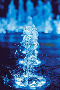 喷泉中跃起的晶莹水柱特写