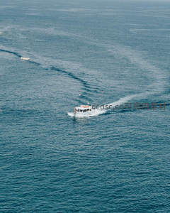 快艇破浪航迹划开碧海
