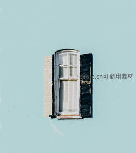 浅蓝墙上的复古百叶窗