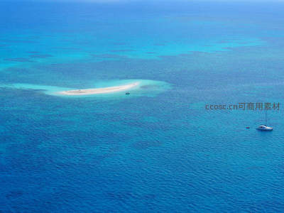 碧海白沙小岛与帆船的宁静航拍