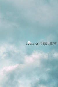 云层中若隐若现的皎洁明月