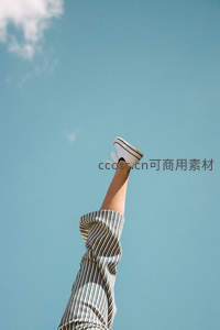 向上伸展的腿与蔚蓝天空
