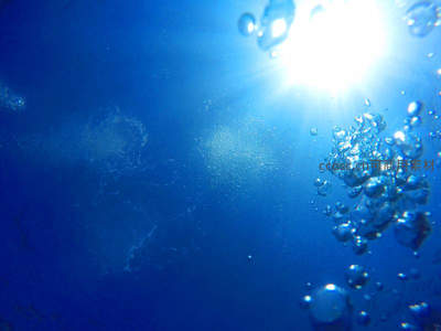 阳光穿透水面的梦幻气泡