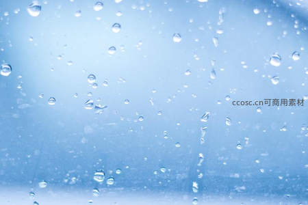 玻璃窗上水珠晶莹，蓝色背景清新通透