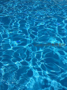 清澈泳池水面波光粼粼如蓝宝石
