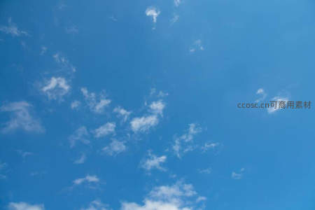湛蓝天空中飘着朵朵白云