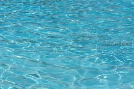 清澈碧蓝水面波光粼粼的特写