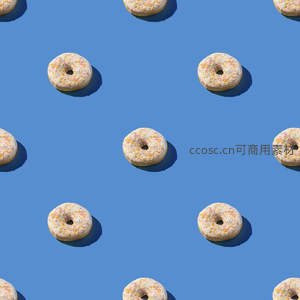 蓝色背景上的甜甜圈图案
