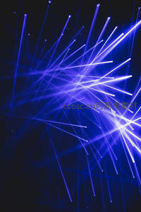 紫色光纤束在黑暗中交织闪烁