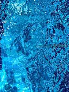 动态水波下的深蓝泳池倒影