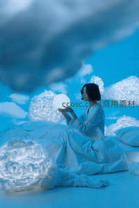 蓝调梦境中女子手捧月光云朵