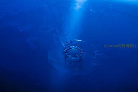 深蓝水下气泡皇冠光影瞬间