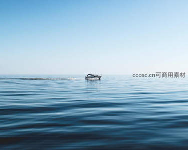 孤舟划破无垠碧海平静如镜