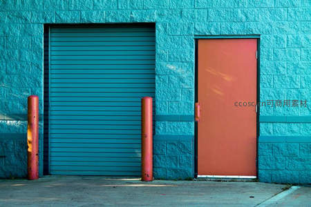 青砖墙前红门卷帘工业风