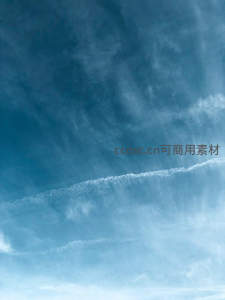 深蓝天空中云层与飞机尾迹交织