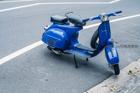 经典蓝色踏板车停靠路边街角