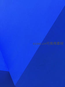 几何构图下的深邃蓝色空间