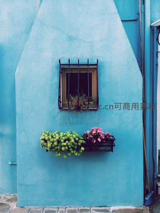 蓝色墙面窗台花箱，地中海风情小景