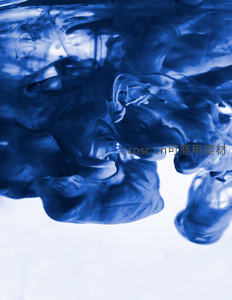 深蓝墨水在水中优雅扩散