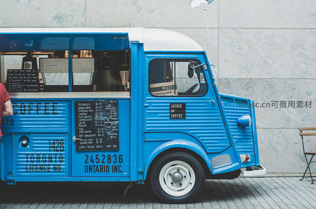 复古蓝咖啡车街头售卖场景