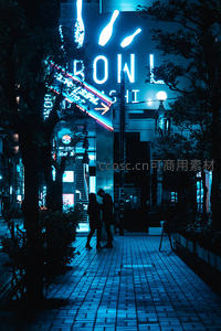 霓虹夜色中情侣漫步街头