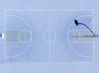 蓝调篮球场航拍视角下的几何之美