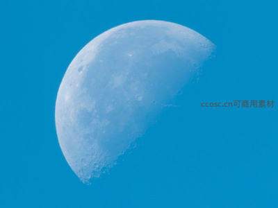蔚蓝天空下清晰可见的月球表面