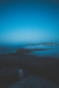 夜幕下云海缭绕的海岸线