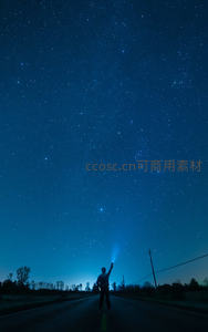 星空下举手仰望的孤独身影