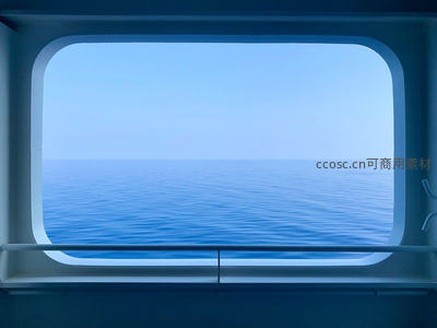 船窗视角下的宁静海平线
