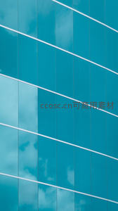 蓝玻璃幕墙映天空云影