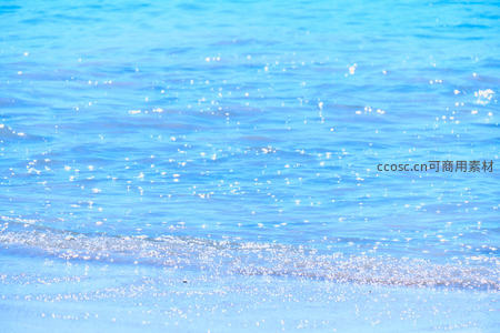 阳光下的海面波光粼粼闪耀