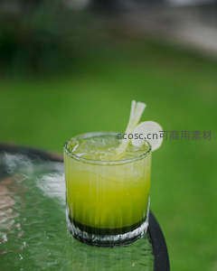 户外绿意中的清爽柠檬饮品