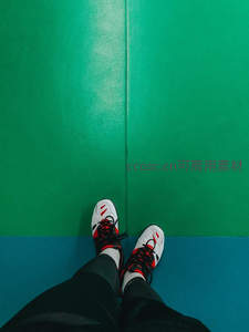 运动鞋踏在彩色地胶上