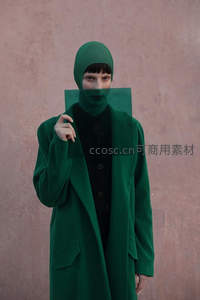 绿衣蒙面人神秘指向前方