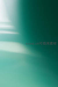抽象光影在青绿色墙面投射柔和线条