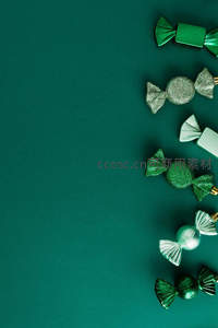 深绿背景上的节日糖果装饰布局