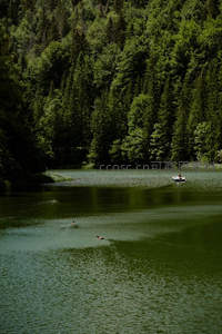 湖面泛舟森林环绕宁静风光