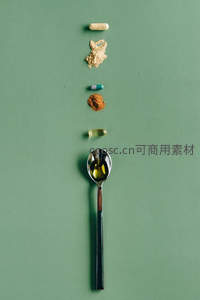 药丸粉末与油滴在勺中垂直排列