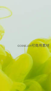 黄绿颜料水中晕染的抽象艺术