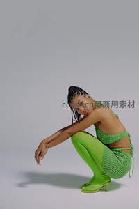 绿衣模特蹲姿时尚大片