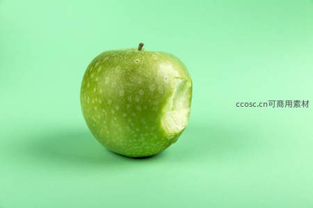 青苹果被咬一口，简约背景凸显清新质感
