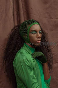 绿衣女子时尚艺术肖像