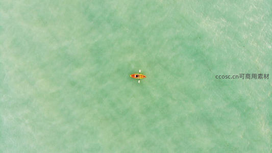 碧波之上孤舟航拍视角