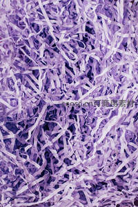 紫色碎纸屑的细腻纹理背景