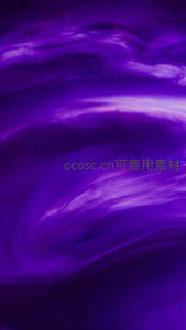 紫霞翻涌如潮，流动的梦幻色彩