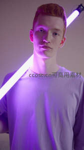 青年手持霓虹灯棒的时尚肖像