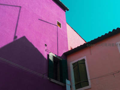 彩色建筑外墙与蓝天的几何构图